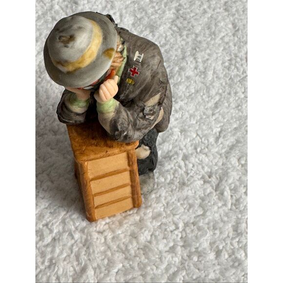 Emmett Kelly Jr. Clown Figurine Leaning on Stool “WHY ME" Flambro - Picture 7 of 10